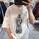 上新 2025夏季巴宝莉限定蒙面人印花短袖新款大T蝙蝠袖宽松短袖 专柜品质版型宽松大版短袖宽松T恤 美式轻奢重磅潮牌人像短信T下恤 重磅400克纯棉T恤 大码可