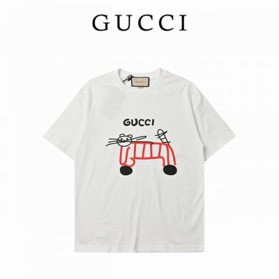 Gucci 古驰 抽象线条小猫高克重印花短袖T恤 选用客供定制针织100%纯棉面打造,面料手感细腻，厚实有质感的纯棉布，高密度的机织工艺，如棉絮般柔紧致舒适，有