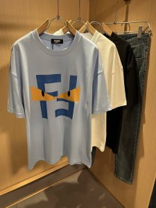 Fen*I 芬*迪2025春夏新款Fd家族Ff男女同款短袖T恤，男女同款百搭极简短袖。意大利原厂订单，Fd家族人气单品，简约纯色系打造。Fd家族经久不衰的标志性