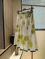 Es新品紧腰小雏菊A字伞裙 码数S-M-L 面料：丝棉混纺 精选丝棉混纺材质，柔软亲肤，透气轻盈，兼具丝绸的优雅光泽与棉质的舒适垂感，春夏穿着清爽不闷热