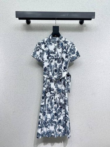 D家印花树叶短袖连衣裙 时髦精必备单品 质感十足撑起场合的精品好货 自带高级感 开模定制 细节做工到位 高品质 尺码Sml