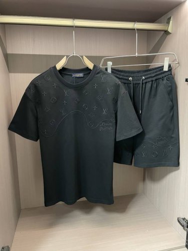 lv 5S 春夏新款套装 时尚休闲 品牌经典Logo ，舒适度极好，手触感强烈。辨识度极高 定制进口面料 色泽清新 做工精细 ～上身超赞 码数 M 3Xl