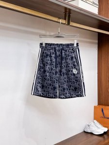 迪奥 2025Ss春夏新款原单专柜休闲短裤 奢华经典品牌原版Logo配饰 专柜热销款 身穿着非常舒适 低调不失奢华 穿出去非常有档次 裤型款式和裁剪亦无需多言