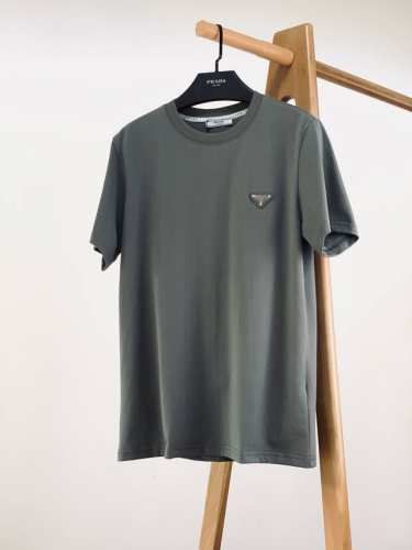 prada 普拉达 2025Ss春夏新品 简约即经典，P家基础款T恤，尽显意式风尚。胸前的经典三角标，采用精致五金装饰，历经岁月沉淀，是奢华与品质的象征，方寸之