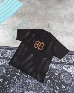 款M45 巴黎世家短袖 巴黎世家Balenciaga 23Ss双B手绘泥巴做旧印花短袖 面料采用260G巴黎专用双纱*高克重十字双纱罗纹 成衣前后幅采用手绘印花
