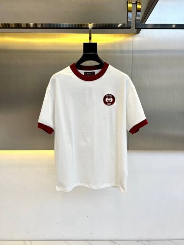 Guci 古、针织棉短袖T恤。 白色细绒针织棉 酒红色滚边 Gucci互扣式双G1921刺绣贴饰 圆领 落肩设计短袖 原版定织罗纹，车线整齐。互扣式“双G”贴布
