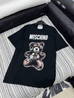 爆款现货 原单品质 Mos*｜2025春夏新品圆领短袖 定制Yb棉材质 透气舒适 同色系螺纹拼接图案 质感十足 宽松长款版型裁剪 精致卡通印花凸显品牌格调 显瘦
