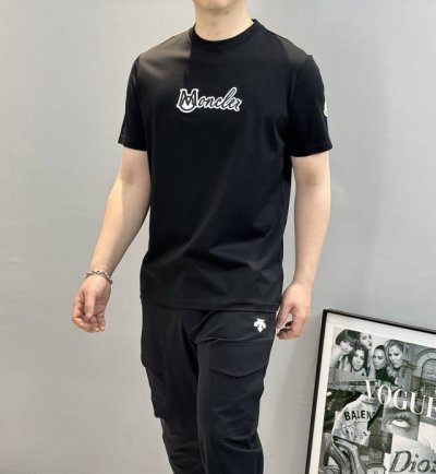 moncle*蒙口*25S春夏新款圆领短T. 原单品质！重工3D绣花.视觉感受超前！悬垂感强！手感质感都极完美！胸口Logo的经典设计完美的丰富大家的视觉感！加