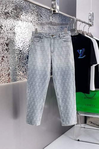 芬迪 2025新品，原单牛仔裤 原版重工打造，品牌经典Logo设计，三标齐全！原版五金辅料。专柜定制牛仔面料，完全对版专柜，欢迎专柜试穿后再购买，好货不怕比。码