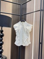 mm62025新版 轻甜少女感 Mm6泡泡袖蕾丝拼接上衣上新啦 微蓬泡泡袖藏肉显瘦 下摆蕾丝花边拼接设计 增添几分甜美小心机~ 搭配牛仔裤 半身裙都超有范儿！小