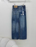 马吉拉Mm6 25夏季新款Mm6马吉拉牛仔阔腿长裤 延续品牌风格不走寻常路 别具一格的腰头设计 这款选择在侧边拉链 大胆的风格真的太爱了 精选进口牛仔面料，面料
