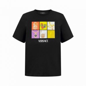 Versace 印花Logo短袖 定制绮梦四季绒棉 细腻柔软 舒适贴肤 黑色基底沉稳深邃 其上的多色方块印花交织碰撞 胸前饰以pop Jewels印花灵魂笔触