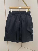 普拉达经典男士Renylon再生尼龙口袋短裤。这款短裤采用Re-Nylon再生尼龙面料打造，饰以配饰带的大号口袋。P家历史悠久的涂珐琅金属三角形徽标装饰彰显品牌