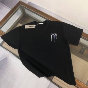 Dior 夏季新款圆领短袖T恤 270克重磅高端纯棉面料 手感质感都极完美 修身裁剪设计干净利落 时尚又好看 走线做工非常精致 版型效果超赞 而且透气性能超强