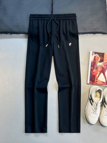 L春夏新品 极简运动打造出清爽的摩登Stay！穿上新颖 时髦面料舒服透气，穿着非常舒适 低调不失奢华 穿出去非常有档次。裤型款式和裁剪亦无需多言 上身精致跃然