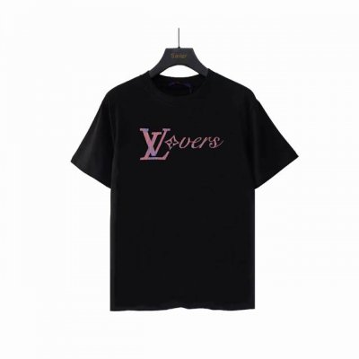 实拍细节图+尺码表 Louis Vuitton 路易威登 紫金字母印花短袖 这款重磅260G精致的黑色 T 恤采棉制成，是本系列彩虹色的启发，胸前印有 Lv V