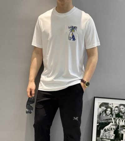 loew*罗意-威25S春夏新款圆领丝光短T. 悬垂感强！手感质感都极完美！最新品牌图形3D绣花设计.修身的裁剪设计，让你干净利落！时尚又好看！领口采用官方定制