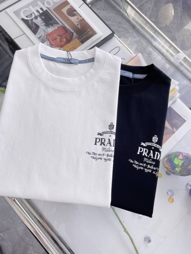 prada普拉达 2025Ss春夏最新款圆领时尚短袖T恤，官网同步，专柜纯棉面料！贴肤舒适，耐看又好穿，重工工艺，经典简约Logo设计，原厂工艺一丝不苟，型男必