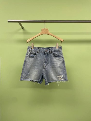 celine2025春夏新款凯旋门刺绣破边牛仔短裤 集美们 一定要拥有这条超赞的牛仔裤呀 它的刺绣Logo设计简直太有个性啦 恰到好处的破损感 让你瞬间成为街头
