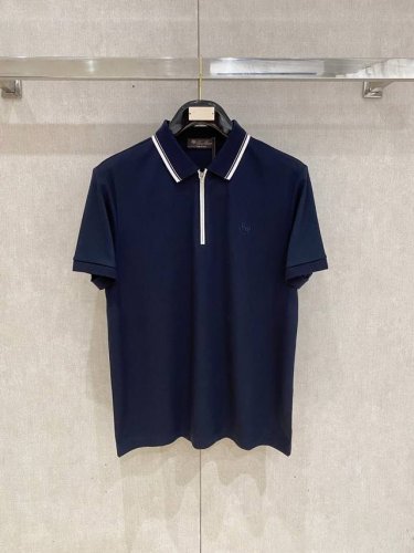 l夏季新品翻领Polo短袖 时尚单品设计，更加时尚舒适，高标准定制，上身非常有型，奢华品牌经典Logo图案 客供辅料，客供进口舒适透气面料质感非常细腻，细节工艺