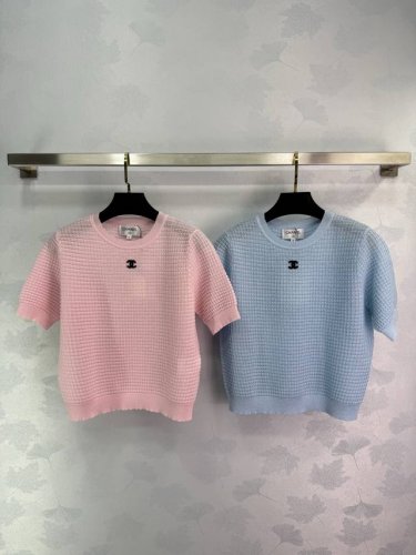 Chane*25春夏新品针织圆领短袖 减龄且时尚，超级百搭！撞色字母Logo设计，Yb定制棉纱浮雕工艺奢华又高级。经典圆领修身版型百搭不挑人时髦又高级！4色3码