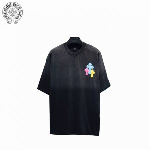 chrome Hearts 克罗心 25Ss发泡多标做旧短袖 采用32支双纱 260克重面料 进口针织针梳棉进行制作，厚度适中，有垂感又有轮廓型，上身就是一个舒