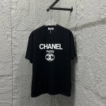 Chane*香奈*儿 2025春夏新款 经典图腾paris字母 立体硅胶工艺 定制双纱平纹纯棉面料 短袖T恤 男女同款 颜色：黑色 白色 尺码： S 90-13