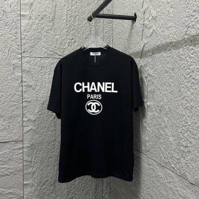 Chane*香奈*儿 2025春夏新款 经典图腾paris字母 立体硅胶工艺 定制双纱平纹纯棉面料 短袖T恤 男女同款 颜色：黑色 白色 尺码： S 90-13