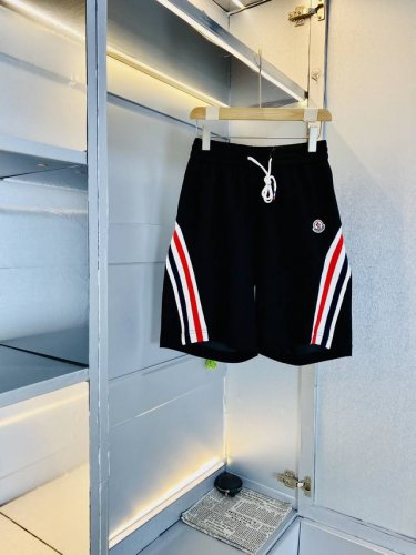 官网原单货 可穿200斤蒙口Moncler 简约时尚 2025夏款夏季休闲裤短裤五分裤身穿着非常舒适 低调不失奢华 穿出去非常有档次,裤型款式和裁剪亦无需多言