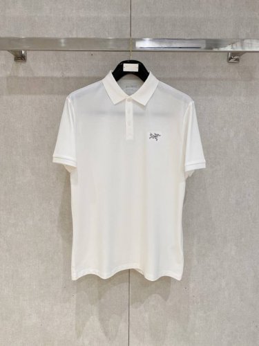 鸟 夏季新品翻领Polo短袖 时尚单品设计，更加时尚舒适，高标准定制，上身非常有型，奢华品牌经典Logo图案 客供辅料，客供进口舒适透气面料质感非常细腻，细节工