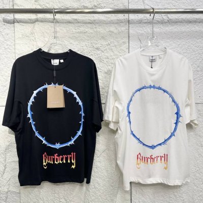 纯原臻品 顶级原版复刻 Burberry博柏利 荆棘拼徽标印花宽松休闲套头短袖T恤 情侣款 纯色 还在寻觅独特又浪漫的情侣装 Burberry 博柏利的荆棘拼徽