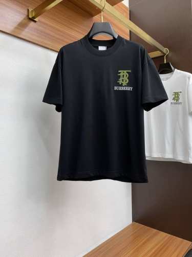 P240 巴宝莉 M-3Xl 阔版 Ss新工艺Logo高品质纯棉质阔版圆领男士短袖T恤，新季新推系列将标识巧妙融入设计，塑就一系列充满复古风情的运动风单品。在这