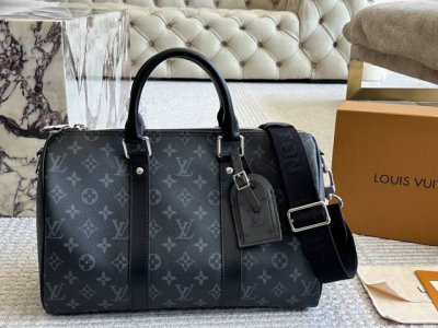 男帅女飒！！Lv Keepall35 黑武士真的泰裤辣 路易威登 Keepall 35 黑银配色 时髦与酷酷并存 黑色老花有辨识度又低调 City的行李牌整个包