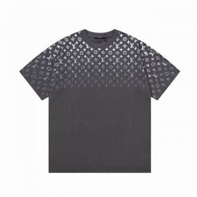隔天到 Louis Vuitton 路易威登 上身半印老花字母渐变印花 大Logo标识精致升级 原版面料 官方同款 短袖T恤 同缸染面料 手感非常舒服 春夏最新