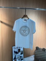 p230 Versace 2025春夏新品烫金铆钉奥钻镶嵌Medusa希腊回型纹短袖T恤；定制100支双股丝光长绒棉面料；胸前多元的设计理念，铆钉点缀加施华洛世