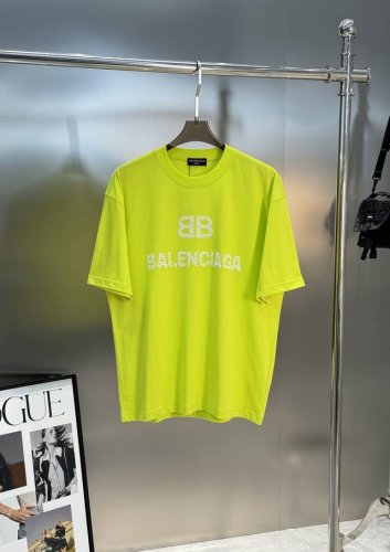Balenciag*巴黎25S新款圆领T恤.男女同款～珠片烫画不同工艺呈现不一样的视觉感受，立体烫画图形设计.品牌字母层叠设计.层层有玄机.非常帅的轮廓将纽约式