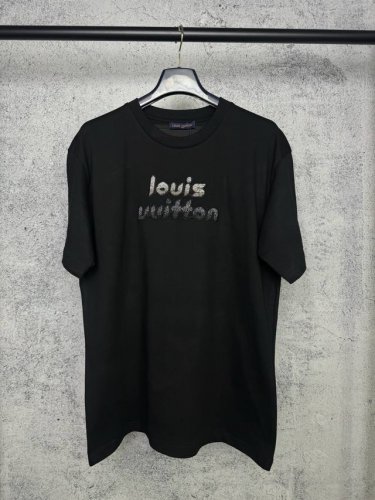 louis Vuitton*路易威登 lv幻彩串珠绣字母短袖T恤 定制280克32支全棉双纱紧密爽滑面料 布面干净 布纹清晰 手感非常细腻扎实 更加力挺 舒适透