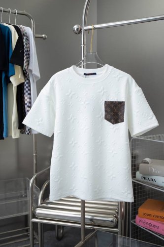 高品质 louis Vuitton 路易威登3D凹凸压花T桖 定制压花工艺 整件简约的三花设计 很显质感 胸口做了满印皮革的口袋 面料采用进口300克的爽棉面料