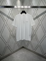 迪奥 25Ss新款 T 恤采用白色棉质竹节平纹针织面料精心制作。胸前饰以灰色 Christian Dior Couture 印花，呈现仿旧效果。休闲剪裁和罗纹圆