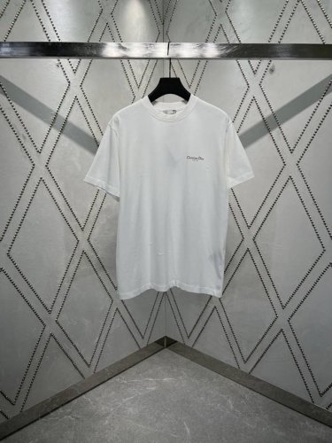 迪奥 25Ss新款 T 恤采用白色棉质竹节平纹针织面料精心制作。胸前饰以灰色 Christian Dior Couture 印花，呈现仿旧效果。休闲剪裁和罗纹圆