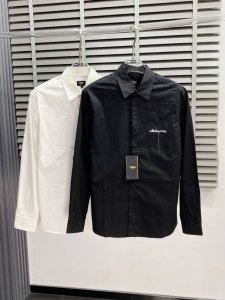 Fendi芬迪独家专供新款男士休闲衬衫 高端定制 高端版本 时尚百搭爆款进口面料 手感超柔软细腻 穿着亲肤舒适 高端精品 代工厂p精细做工 上身非常赞 男士必备
