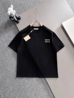 Miu Miu* 2025春夏款上新 原高版本 面料采用270克高密度纯棉 不变形 不缩水 工艺介绍：双线走位 胸前采用重工压膜印花后领压膜印花 颜色：黑色 S