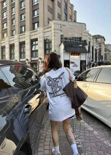 上新 Saint Laurent圣罗兰Ysl前后刺绣短袖T恤 直呼太好穿系列这是什么宝藏单品！ 前后刺绣很贵气的感觉 上镜感 % 流苏大标绣花太好看纯纯的高阶私