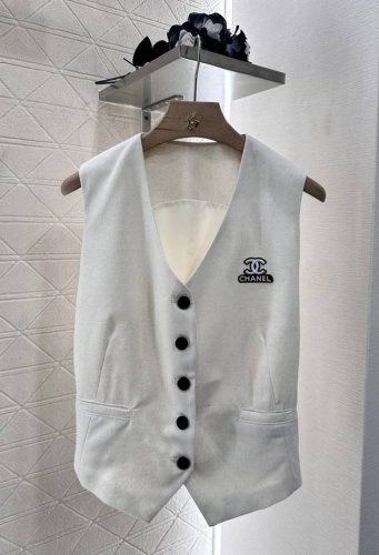 Chane*2025新品上架 收腰马甲短裤套装 定制Yb斜纹人棉材质 质感挺括 舒适光泽 纽扣马甲裁剪 对称假口袋搭配基础轮廓线耐看高级 胸前轮廓立体感双C徽标