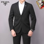 高版本 普拉达 2025Ss欧洲专柜主打系列。男士修身西服 ，采用进口羊毛面料 ，面料超级牛逼上身潇洒大气 ，贵气十足！男神必备码数:M-Xxxl 下单请报身高