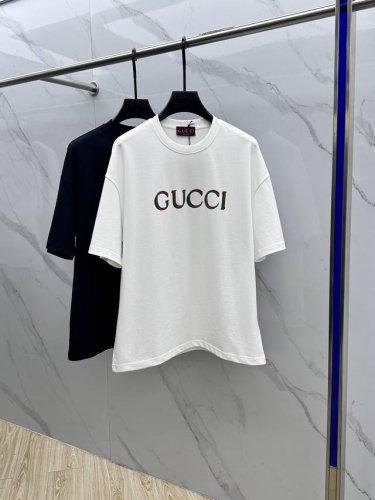 Gucci 古驰 2025Fw春夏新品圆领打底外穿T恤，立体感Logo微廓形半袖，活性纯棉打底T恤，棉，手感面糯有骨感，柔而有韧性。工艺处理，韧性和抗皱性能得到