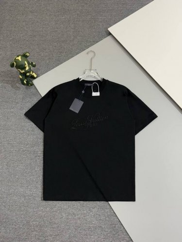 高品质 Louis Vuitton 路易威登 2025新款Logo字母刺绣本色加印花花卉图案圆领短袖T恤 小红书热门爆款｜明星网红同款穿搭 1面料采用32支28