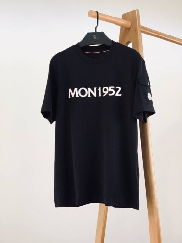 Moncler 蒙口 2025Ss春夏新品 休闲圆领T恤，立体感Logo廓形半袖T恤，甄选高支埃及长绒棉，手感面糯有骨感，柔而有韧性。液氨工艺处理，韧性和抗皱性