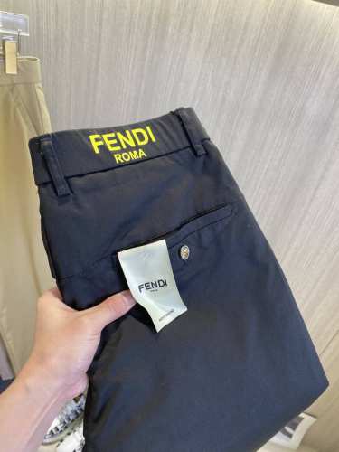 FENDI芬迪 休闲裤 西裤2025SS春夏新款 高级定制裤子专用面料 定制原版五金 重工工艺打造 车工走线精细 定制面料 柔软舒适 质感显著 辅料精美 上身效