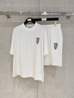 25Ss Bbr重磅圆领短袖T恤短裤套装 选用 克双纱平织棉面料打造 立体印花工艺 男女同款 码数 S-Xl 颜色 黑 白 尺码表 上衣 s 胸围108 肩宽5